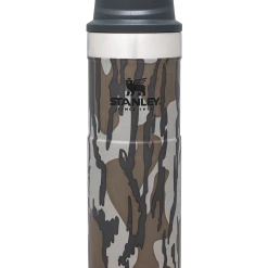 Best deal ❤️ Stanley Classic Trigger-Action Travel Mug | 16 OZ ✨ -Outlet Serve Gleam Store B2B Web PNG The Classic Trigger Action Mug MossyOak Bottomlands 16oz