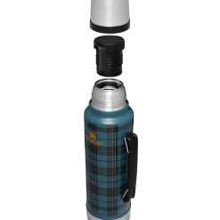 Hot Sale ⭐ Stanley The Vintage Loom Legendary Classic Bottle | 1.5 QT 🔥 -Outlet Serve Gleam Store B2B Web PNG The Vintage Loom Classic Bottle 1 5QT Balsam Plaid Exploded