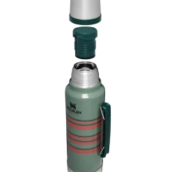 Hot Sale ⭐ Stanley The Vintage Loom Legendary Classic Bottle | 1.5 QT 🔥 -Outlet Serve Gleam Store B2B Web PNG The Vintage Loom Classic Bottle 1 5QT Heritage Stripe Exploded