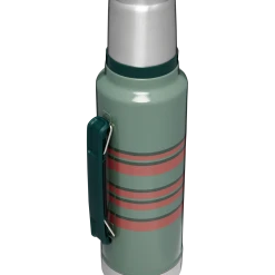 Hot Sale ⭐ Stanley The Vintage Loom Legendary Classic Bottle | 1.5 QT 🔥 -Outlet Serve Gleam Store B2B Web PNG The Vintage Loom Classic Bottle 1 5QT Heritage Stripe Hero Back